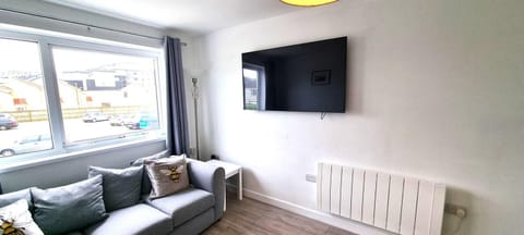 Property building, TV and multimedia, Living room, Seating area, internet