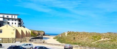 Property building, Neighbourhood, Natural landscape, Beach, Sea view, Parking