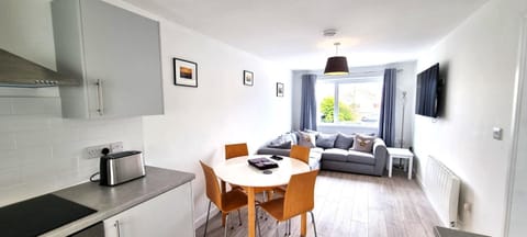 Property building, Kitchen or kitchenette, Living room, Seating area, Dining area