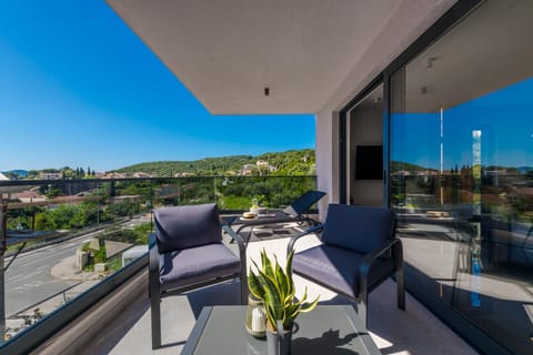Day, Natural landscape, View (from property/room), Balcony/Terrace, Mountain view
