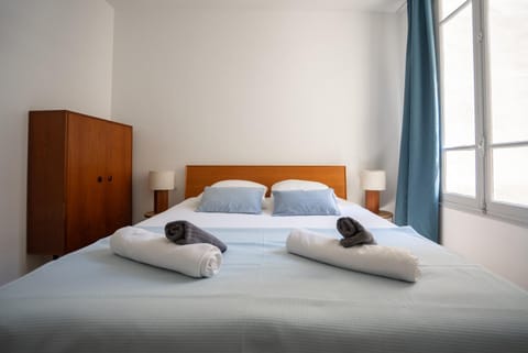 Bedroom, storage, towels