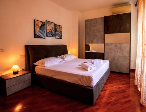 Property building, Bed, View (from property/room), View (from property/room), Photo of the whole room, Decorative detail, Bedroom, Garden view, Sunset, Inner courtyard view, wardrobe, wedding, wedding, air conditioner