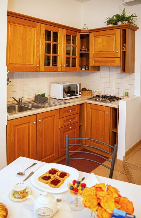 Kitchen or kitchenette, Food and drinks, Dining area, Food, Garden view, microwave, minibar, oven, stove, toaster, kitchen