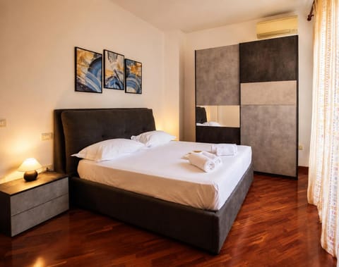 Bed, Night, Natural landscape, TV and multimedia, Photo of the whole room, Bedroom, Sunset, towels, wedding, wedding