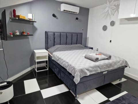 Bed, Bedroom, air conditioner