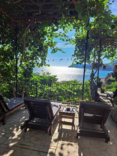 Patio, Spring, Day, Natural landscape, Garden, Living room, Seating area, Garden view, Lake view, River view, Sea view