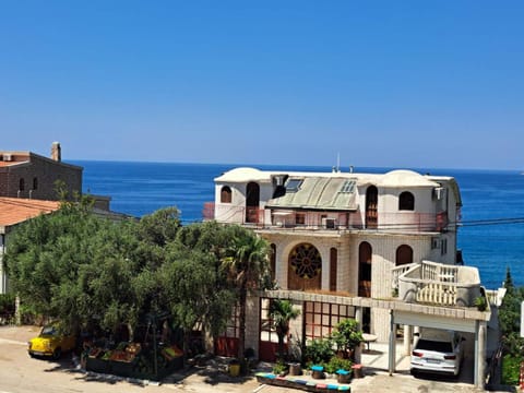 Property building, Nearby landmark, Day, Natural landscape, Sea view, Location, Parking