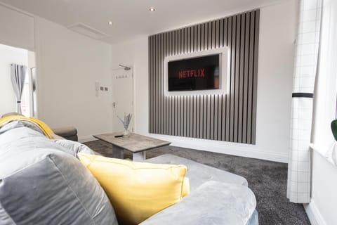 Bed, TV and multimedia, Living room, Photo of the whole room, Seating area
