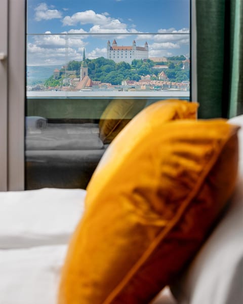 Bedroom, City view