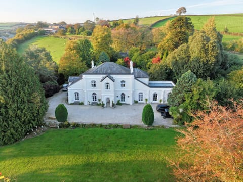 Property building, Day, Natural landscape, Landmark view