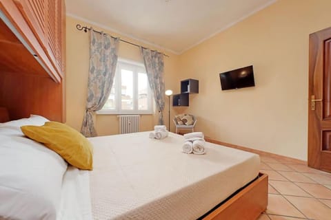 Bed, TV and multimedia, Photo of the whole room, Bedroom, towels, wardrobe