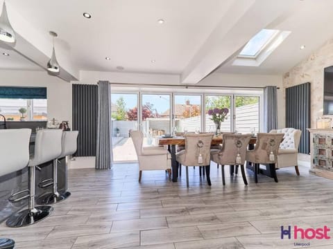 Cozy Greasby Hideaway, Golf & Beach Nearby House in Wirral