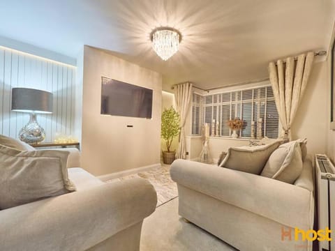 Cozy Greasby Hideaway, Golf & Beach Nearby House in Wirral