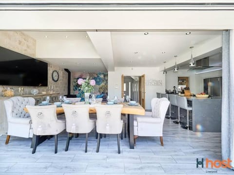 Cozy Greasby Hideaway, Golf & Beach Nearby House in Wirral