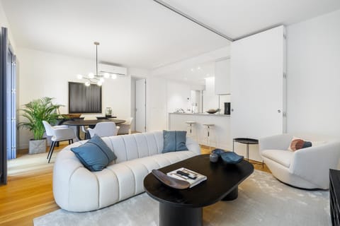TV and multimedia, Kitchen or kitchenette, Living room, Seating area, Dining area