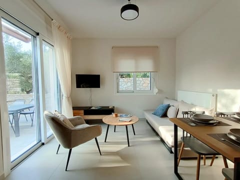 TV and multimedia, Living room, Seating area, Dining area