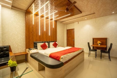 Bed, Seating area, Bedroom, towels