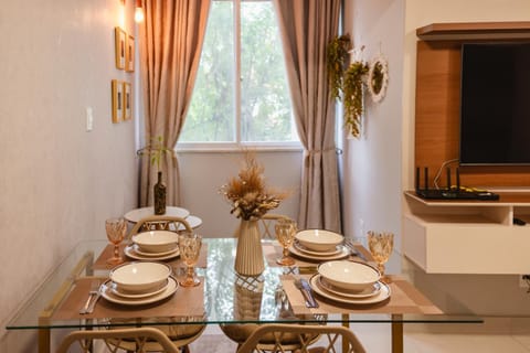 Living room, Food and drinks, Seating area, Dining area