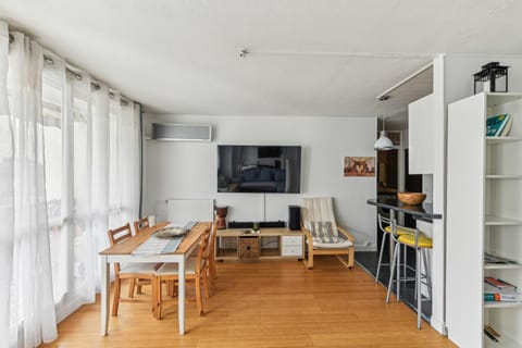 TV and multimedia, Living room, Seating area, Dining area
