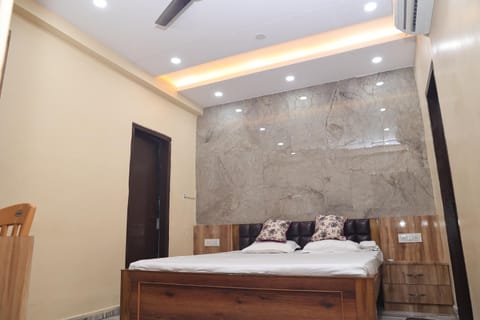 Bed, Bathroom, Balcony/Terrace, Balcony/Terrace, Photo of the whole room, Bedroom, towels, wardrobe, air conditioner