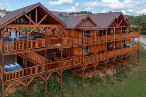 Serenity Mountain Pool Lodge by Eden Crest Chalet in Sevierville