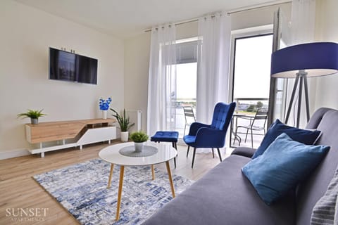 TV and multimedia, Living room, Seating area, Evening entertainment