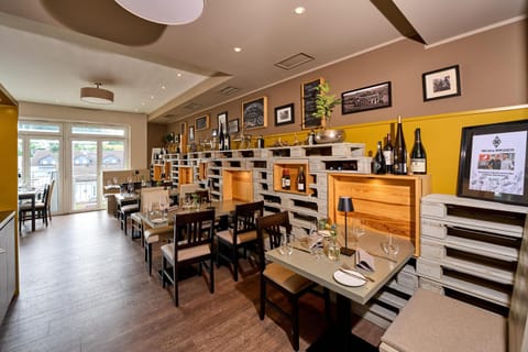 Restaurant/places to eat, Seating area