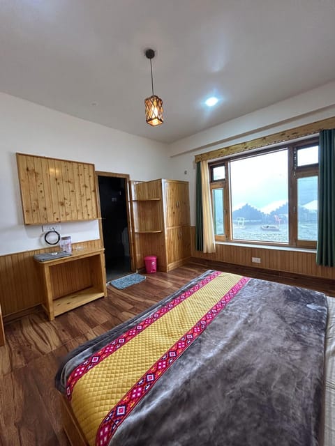 Bed, Bedroom, Mountain view