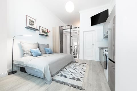 Bed, TV and multimedia, Photo of the whole room, Bedroom