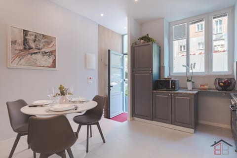 Photo of the whole room, microwave