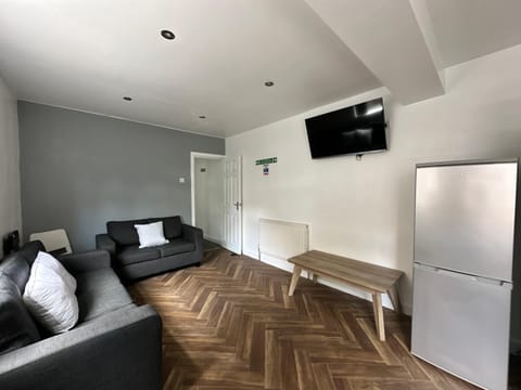 Daisybank Co-Living - Private Room Self-Cater House in Manchester