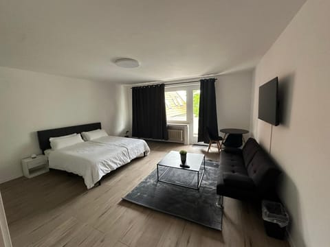Communal lounge/ TV room, Bed, TV and multimedia, Living room, Photo of the whole room, Seating area, Evening entertainment, Bedroom