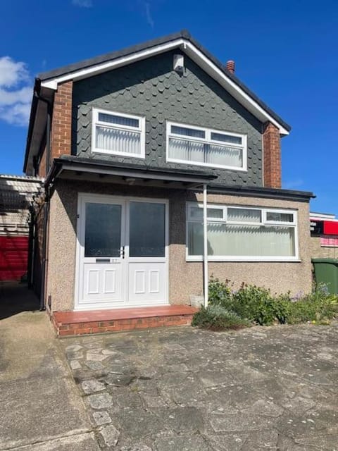 LeeVal Detached House parking House in England