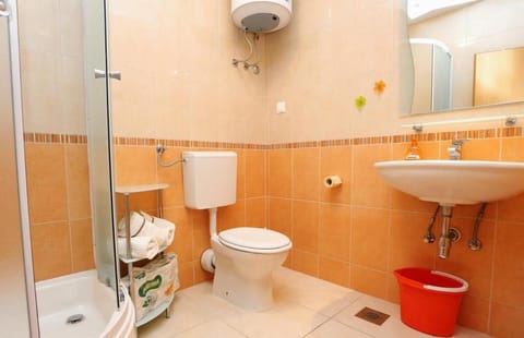 Shower, Toilet, Bathroom, towels