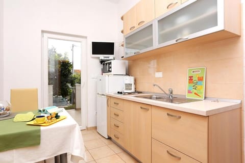 Kitchen or kitchenette, pet friendly, stove