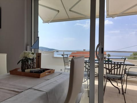 Patio, Day, Natural landscape, Balcony/Terrace, Dining area, Sea view