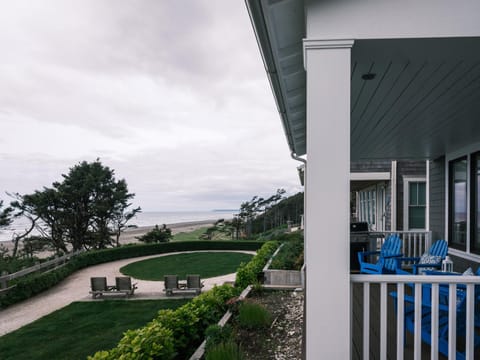 Property building, Patio, Day, Natural landscape, View (from property/room), Balcony/Terrace, Seating area, Sea view