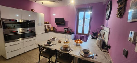 Coffee/tea facilities, Kitchen or kitchenette, Food and drinks, Dining area, oven, stove, toaster
