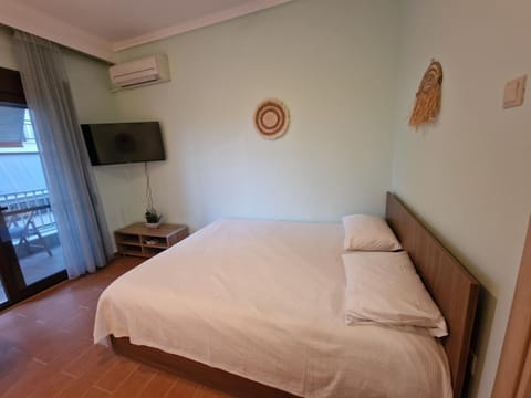 Bed, TV and multimedia, Bedroom