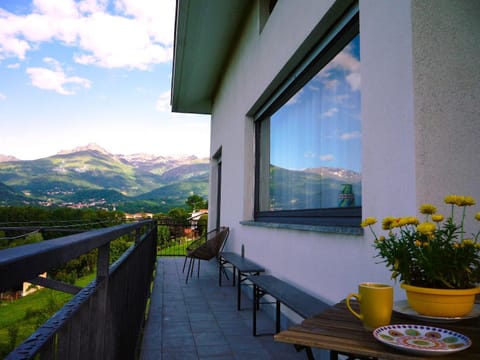 Natural landscape, View (from property/room), Balcony/Terrace, Dining area, Mountain view
