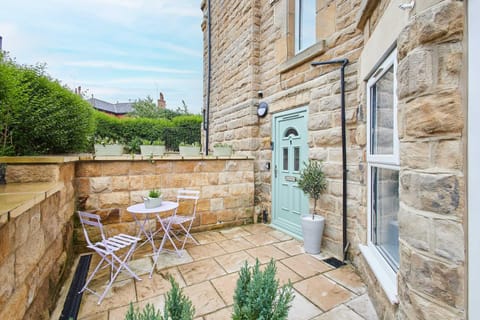 Property building, Patio, Balcony/Terrace