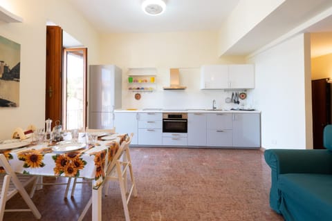 Kitchen or kitchenette, Living room, Seating area, Dining area, oven, stove