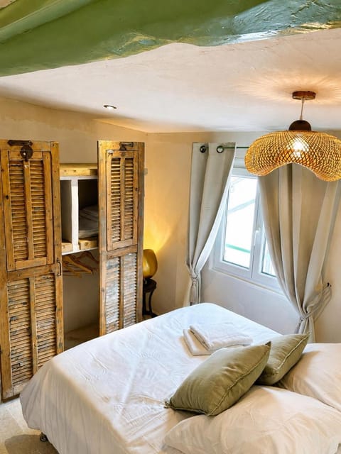 Bed, Photo of the whole room, wardrobe