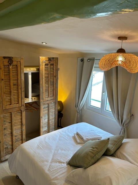 Bed, Photo of the whole room, Bedroom, wardrobe