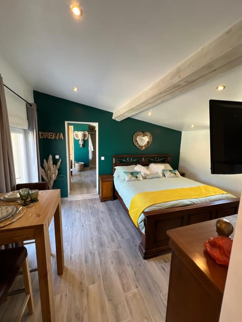 Property building, Bed, TV and multimedia, View (from property/room), Photo of the whole room, Bedroom