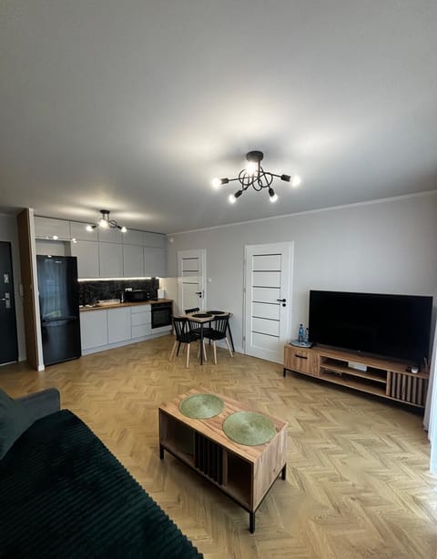 TV and multimedia, Kitchen or kitchenette, Living room, Seating area, Dining area, stove