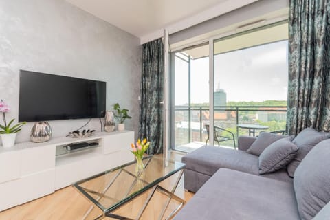 Communal lounge/ TV room, TV and multimedia, View (from property/room), Balcony/Terrace, Living room, Seating area, Evening entertainment