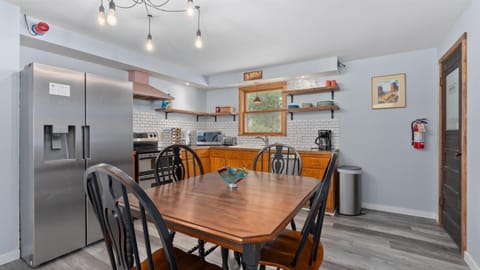 Kitchen or kitchenette, Dining area, dishwasher, oven, stove