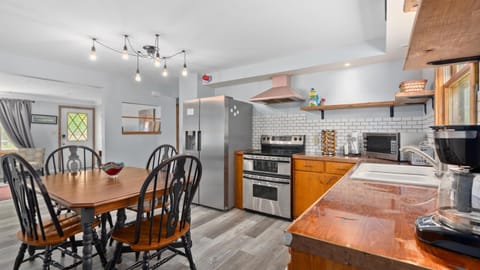 Kitchen or kitchenette, Dining area, oven, stove, toaster