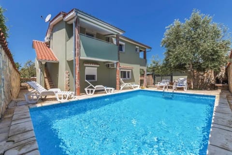 Property building, Patio, Day, Summer, Pool view, Swimming pool, sunbed